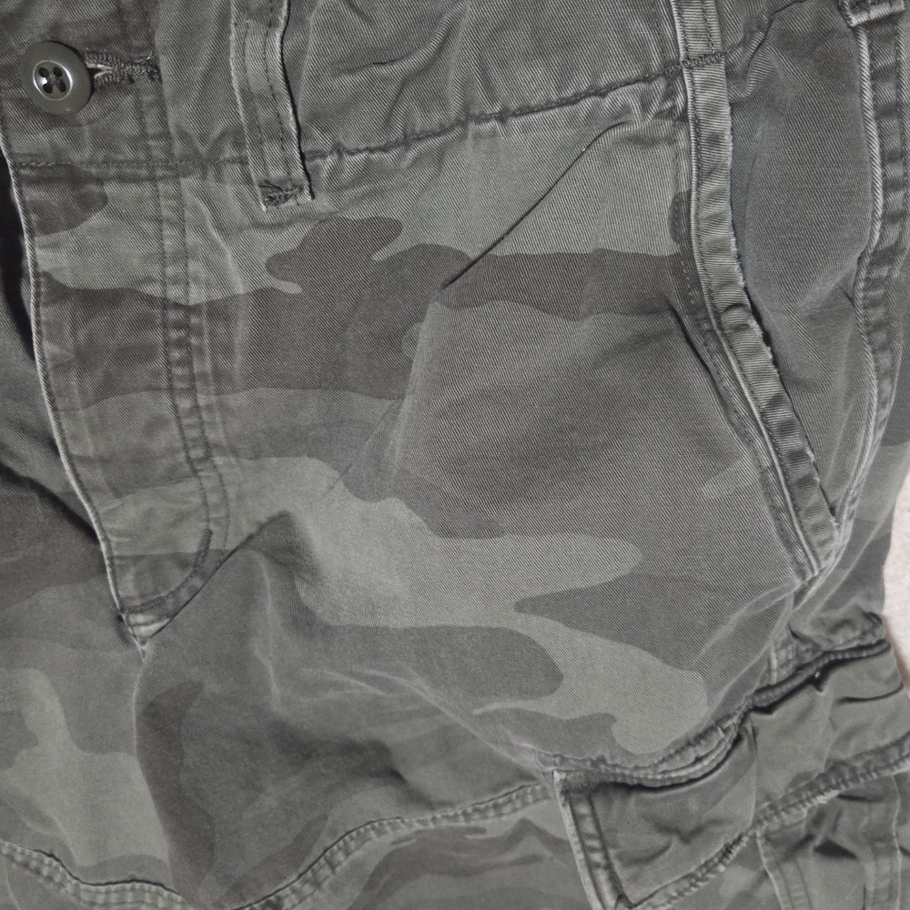 Vintage Y2K Abercrombie & Fitch Button Fly Distressed Camo Cargo Shorts Size 32 - Picture 6 of 12